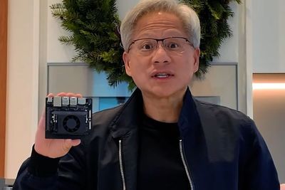 Nvidia, her ved toppsjef Jensen Huang, viser frem KI-datamaskinen Jetson Orin Nano Super, som ikke er store saken.