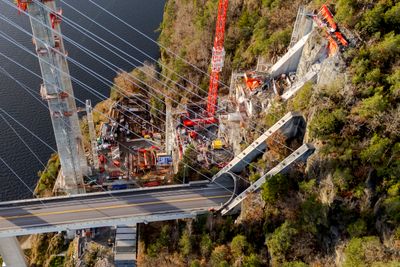 GRENLAND - E18 Langangen-Rugtvet
Ny Grenlandsbru,  606 meter lang skråstagbru med ferdig tårn på 166 meter høyde.
Navn kommer senere.
Foto: Arash A. Nejad