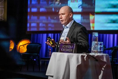 Tor Wallin Andreassen er professor i tjenesteinnovasjon ved NHH. Han tror at det er flere faktorer som kommer til å stikke kjepper i hjulene for jubeltallene til Norsk Datasenterindustri. Her avbildet på Lerchendal-konferansen i 2019.