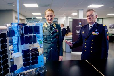 ACT-sjef, admiral Pierre Vandier besøkte Forsvarets forskningsinstitutt (FFI) for å diskutere teknologi og utvikling. Norges forsvarssjef Eirik Kristoffersen til venstre.