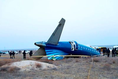 Det er skader på skroget til det styrtede Azerbaijan Airlines-flyet som er forenlig med luftvernskyts.