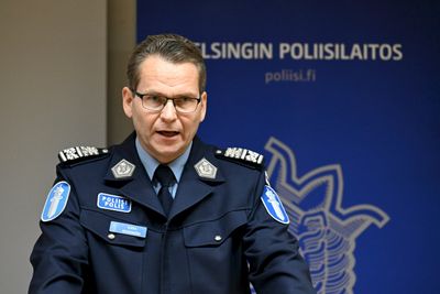 Politikommissær Ilkka Koskim'ki på pressekonferansen i Helsingfors andre juledag.