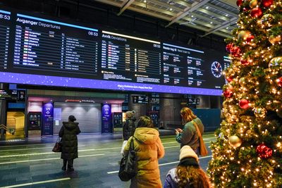 Folk sjekker informasjonstavla på Oslo S onsdag morgen.