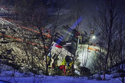 58 personer er involvert i en alvorlig bussulykke på E10 i Hadsel i Nordland.