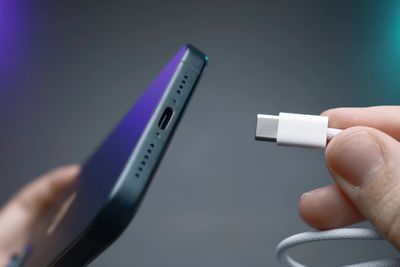 EU har tvunget gjennom USB-C som felles ladestandard i hele EU – og Norge.