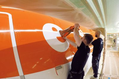 Easyjet-fly har blitt har blitt malt med det nye systemet ved anlegget til MAAS Aviation i Maastricht, Nederland.