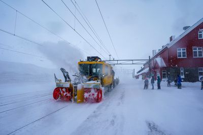 Ved å redusere trafikken blir det også plass til flere snøfresere i sporene. Bildet er fra Finse i februar 2024.