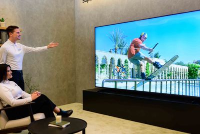 Samsung håper at Vision AI skal revolusjonere måten vi bruker TV-er på. Bildet viser en av selskapets nyeste TV-modeller som kommer med teknologien.