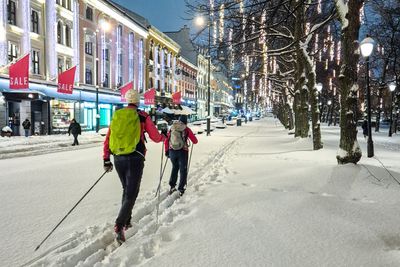 Brøytebiler jobber på spreng med å rydde de snødekte veiene i Oslo. Dette bildet ble tatt mandag kveld, men også tirsdag morgen fortsatte arbeidet.