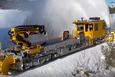 Nye lastetraktorer med kraftig brøyteutstyr blir satt i drift på jernbanenettet denne vinteren.