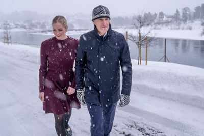 Statsminister Jonas Gahr Støre (Ap) og justis- og beredskapsminister Emilie Enger Mehl (Sp) i det kraftige snøværet på Østlandet tirsdag. Fredag legger regjeringen fram sin totalberedskapsmelding.