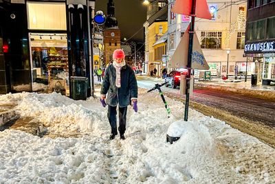 Store mengder kram snø lå tirsdag morgen i tykke lag på Oslos fortau og gjorde det vanskelig fremkommelig for gående.