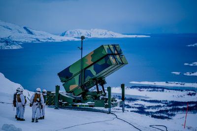 Det norske luftvernsystemet Nasams, her på en fjelltopp ved Evenes flystasjon i forbindelse med en Nato-øvelse i 2023. 