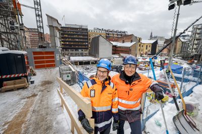 – Det er ikke enkelt, men ikke noe uforutsett har dukket opp. Vi har kontroll på framdrift og kostnader, sier Statsbygg-sjef Harald Nikolaisen (t.v.) om byggingen av Regjeringskvartalet. Her er han sammen med konsernsjef Stein Ivar Hellestad i Skanska Norge.