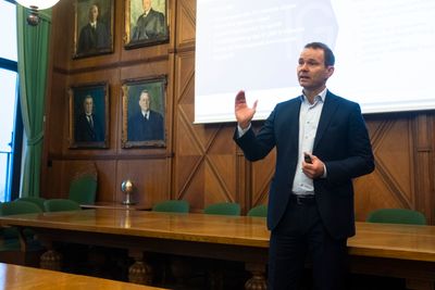 Rolf Thore Roppestad i Gard forsikring mener et strengere pristak på russisk olje vil ha lite for seg.