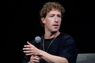 Mark Zuckerberg vil kutte rundt fem prosent av Metas ansatte.