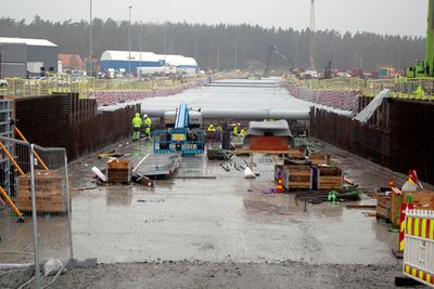 For ett år siden stanset Bane Nor alt arbeid utenfor kvikkleiresonen i Moss. Her ved kulverten utenfor Carlbergtunnelen.