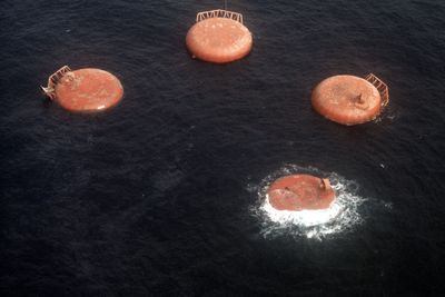 Kun de fire gjenværende beina på plattformen var synlige over vannet, etter at et bein brakk av, og boligplattformen tippet rundt i Nordsjøen 27. mars 1980. 123 oljearbeidere mistet livet. Her de fire bena som synes over vannet, etter at et ben brakk av, og plattformen tippet rundt.