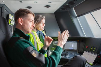 Statssekretær Cecilie Knibe Kroglund i Samferdselsdepartementet fikk være med i førersetet sammen med lokføreren å teste ERTMS på Gjøvikbanen.