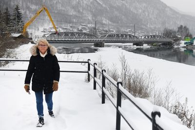 Ordfører i Sel, Eldri Siem, mener det må bygges ny jernbanebru over Ottaelva så snart som mulig.