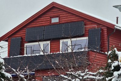 Solceller må ikke ligge på taket. En sørvendt husvegg kan være vel så effektiv når sola står lavt om vinteren.