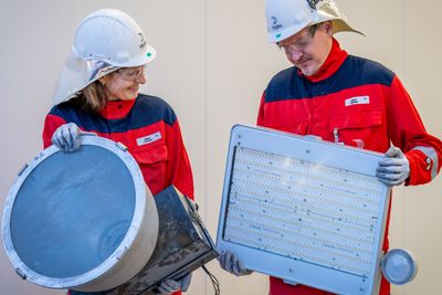 Julien Lemerle, prosjektleder for energieffektivisering i Hydro Rein, med den nye, energieffektive lyskilden. Marianne W. Jenssen viser en av de gamle.