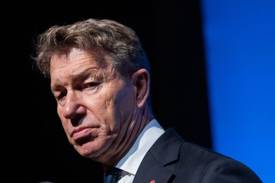 Energiminister Terje Aasland (Ap) frykter for EØS-avtalen med tanke på det store etterslepet som har hopet seg opp på hans vakt.