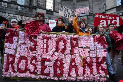 Da Rosebank-rettssaken startet i november, demonstrerte klimaaktivister fra Uplift og Greenpeace i Storbritannia utenfor domstolen i Edinburgh. Nå slår dommen fast at Rosebank-feltets godkjenning er ulovlig. 