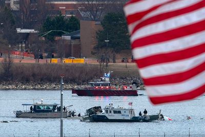 Havarikommisjonen NTSB har hentet opp de svarte boksene fra passasjerflyet som styrtet i Potomac-elven etter å ha kollidert med et militærhelikopter onsdag kveld. 