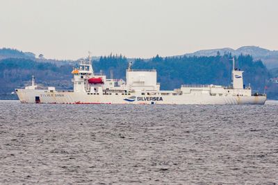 Lasteskipet «Silver Dania» er mistenkt for kabelsabotasje. Her ligger skipet utenfor Norsk Hydro sitt anlegg på Karmøy. Bildet er tatt i en annen anledning.