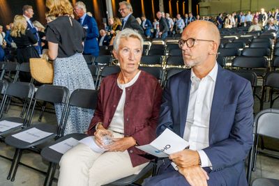 Det er «avgjørende for å sikre stabile og trygge arbeidsforhold at flest mulig arbeidsforhold er faste ansettelser direkte mellom arbeidsgiver og arbeidstaker», mener LO. Her LO-leder Peggy Hessen Følsvik og NHO-topp Ole rik Almlid i Arendal høsten 2024.