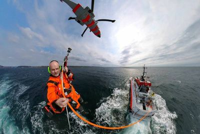 KI-ansvarlig i TU Media, Eirik Urke, på en av mange reportasjeturer med 360-kamera. Anklagene bekymrer ham.