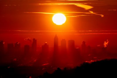 Soloppgang over Frankfurt i midten av januar. Snittemperaturen i Europa var den nest høyeste som noen gang er registrert i årets første måned. 