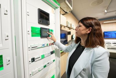 Vladislava Furtula er direktør i Schneider Electric Norge og ekspert innen elektrisk distribusjon. Mage av komponentene som er montert i smarte tavler som den i bildet er nettilkoblet og – danner grunnlaget for å energieffektivisere.