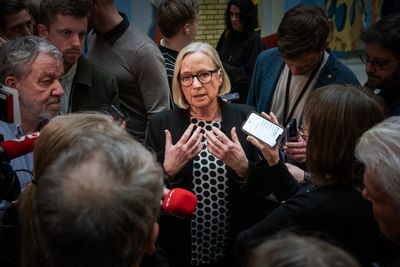 Marit Arnstad (Sp) sier det ikke er opp til Høyre å bestemme over flaskehalsinntektene på utenlandskablene mellom EU og Norge.