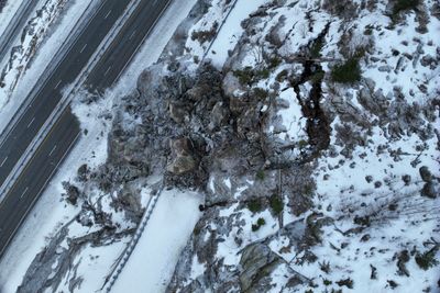 Ifølge Vegvesenets geolog har fjellmasser langs 30-40 meter av skogsbilveien sklidd ut. Bildet ble tatt lørdag 8. februar.