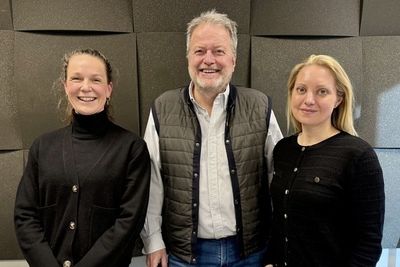  Anette Roaas (t.v.) i Siemens Mobility Norway gleder seg over innføringen av det nye signalsystemet og sier det ikke er mange tegn til barnesykdommer. Her sammen med TUs teknologiredaktør Jan M. Moberg og journalist Mari Gisvold Solberg.