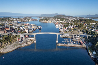 Den 400 meter lange Sørsundbrua passerer over skipsleia inn til Kristiansund.