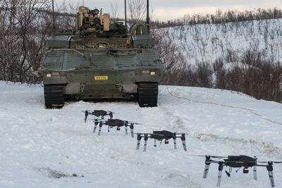 Morgendagens kampenhet ved Hæren våpenskole flyr dronesverm, styrt fra kampvognen CV90 Multi, under øvelsen Nordic Response 24 i Finnmark.