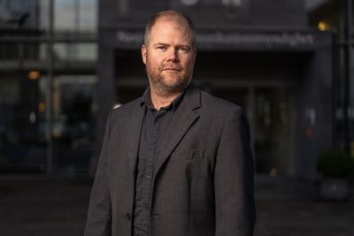 Johannes Myhre Vallesverd i Nasjonal kommunikasjonsmyndighet (Nkom) har siden 2023 ledet gruppen som Økokrim og Nkom opprettet for å bekjempe digital svindel. 