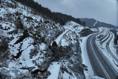 Skredområdet ved Morskogen nord for Minnesund lørdag 8. februar. E6 er stengt i begge retninger.