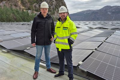 Daglig leder Idar Heskestad og prosjektleder Håkon Hansen i Norsk Spennbetong på taket med 2900 øst- og vestvendte solcellepaneler.