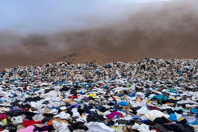 Vi må produsere klær som tåler å bli brukt år etter år og som ikke blir til søppel andre steder i verden, skriver spaltist Silje Skjelsvik. Bildet viser tekstiler som er dumpet i Atacama-ørkenen i Chile.