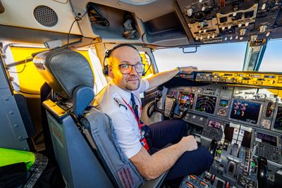 Flykaptein Richard Helskog i Norwegian etter ankomst i Kraków. Under flyvningen fortalte han om en rekke ulike prosedyrer som flyvere kan gjøre for å redusere drivstofforbruket. Med seg i cockipiten hadde han styrmann Agne Leuchovius.