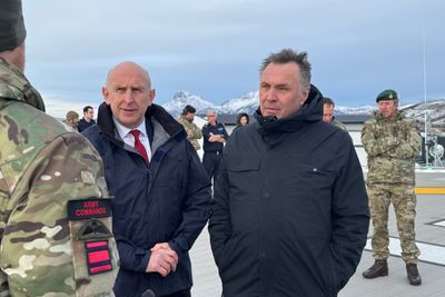 Norges forsvarsminister Tore O. Sandvik og den britiske forsvarsministeren John Healey kunngjorde torsdag at det skal utarbeides et avtaleverk for tettere og bedre samarbeid innenfor en rekke områder på forsvars- og sikkerhetsfeltet.