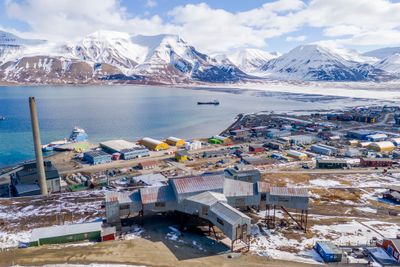 Om Putin tar seg til rette på Svalbard, utfordrer han artikkel 5 i Nato, sier forsvarsminister Tore Sandvik.