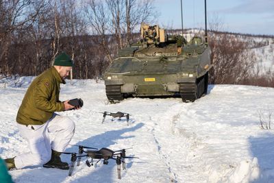 Morgendagens kampenhet og Combat Lab flyr dronesverm styrt fra ombygd CV90 stormpanservogn under en øvelse i 2024. Denne teknologien tas nå videre av oppstarten Six Robotics.