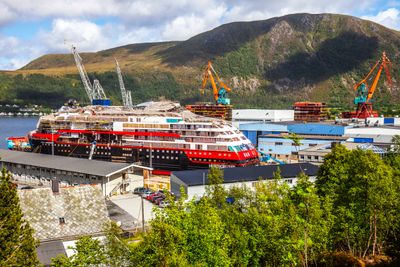 Hurtigruteskipet MS Roald Amundsen under bygging ved Kleven Verft i Ulsteinvik i Møre og Romsdal i 2018. To år senere ble verftet slått konkurs. 