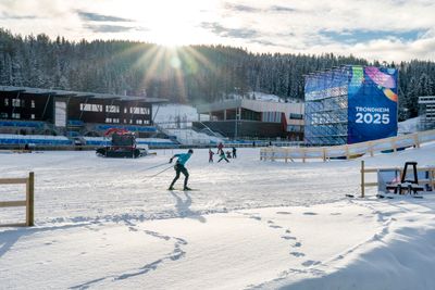 Om få dager vil langrennsarenaen her i Granåsen i Trondheim bli fylt opp av utøvere og publikummere når Ski-VM starter.