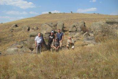 Odleiv Olesen (med caps) og Marco Brönner (i blå T-skjorte) fra NGU, her sammen med tre kolleger i Ukrainsk geologisk undersøkelse. På Ukraina-turen undersøkte de forvitret grunnfjell. 